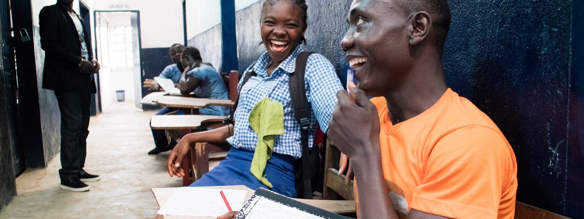 Fröhliche Schulkinder im Klassenzimmer in Liberia