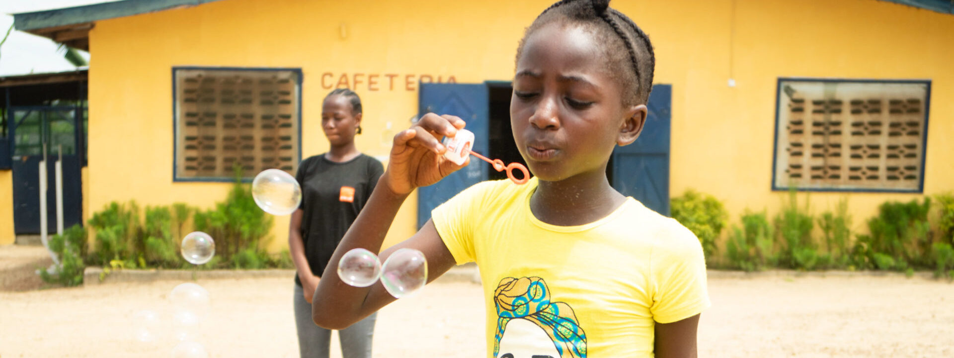 Schulmädchen mit Seifenblasen in Liberia
