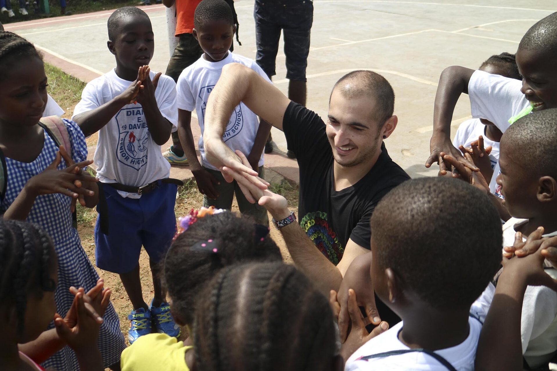 Simon Schoch mit Schulkinder in Monrovia